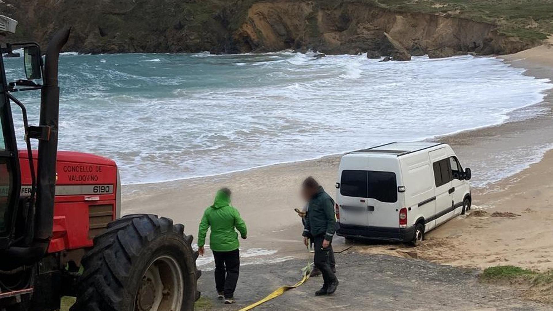 Una furgoneta acaba en el mar tras adentrarse su conductor, navarro, en la playa de Os Botes, en Valdoviño (A Coruña)