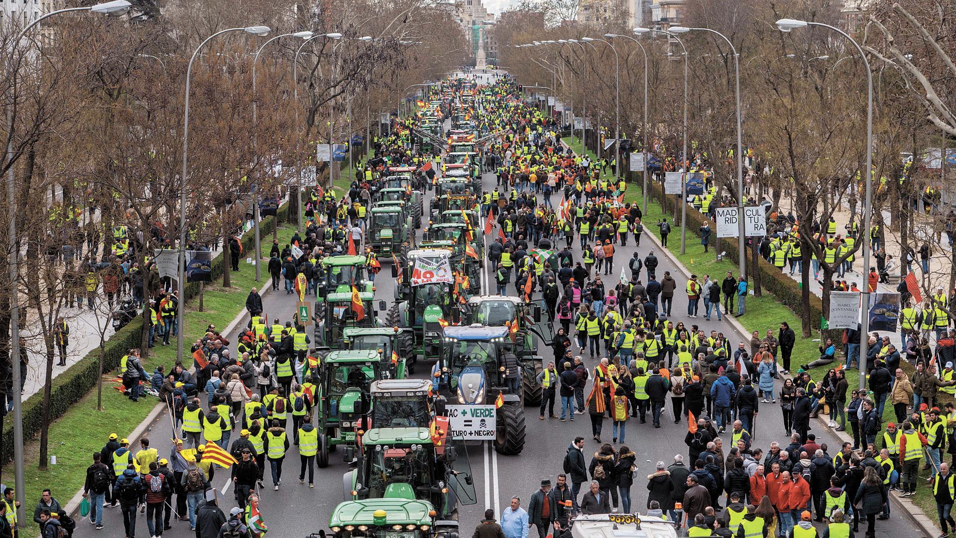Paseo de la Castellana en Madrid repleto de tractores y manifestantes agricultores y ganaderos