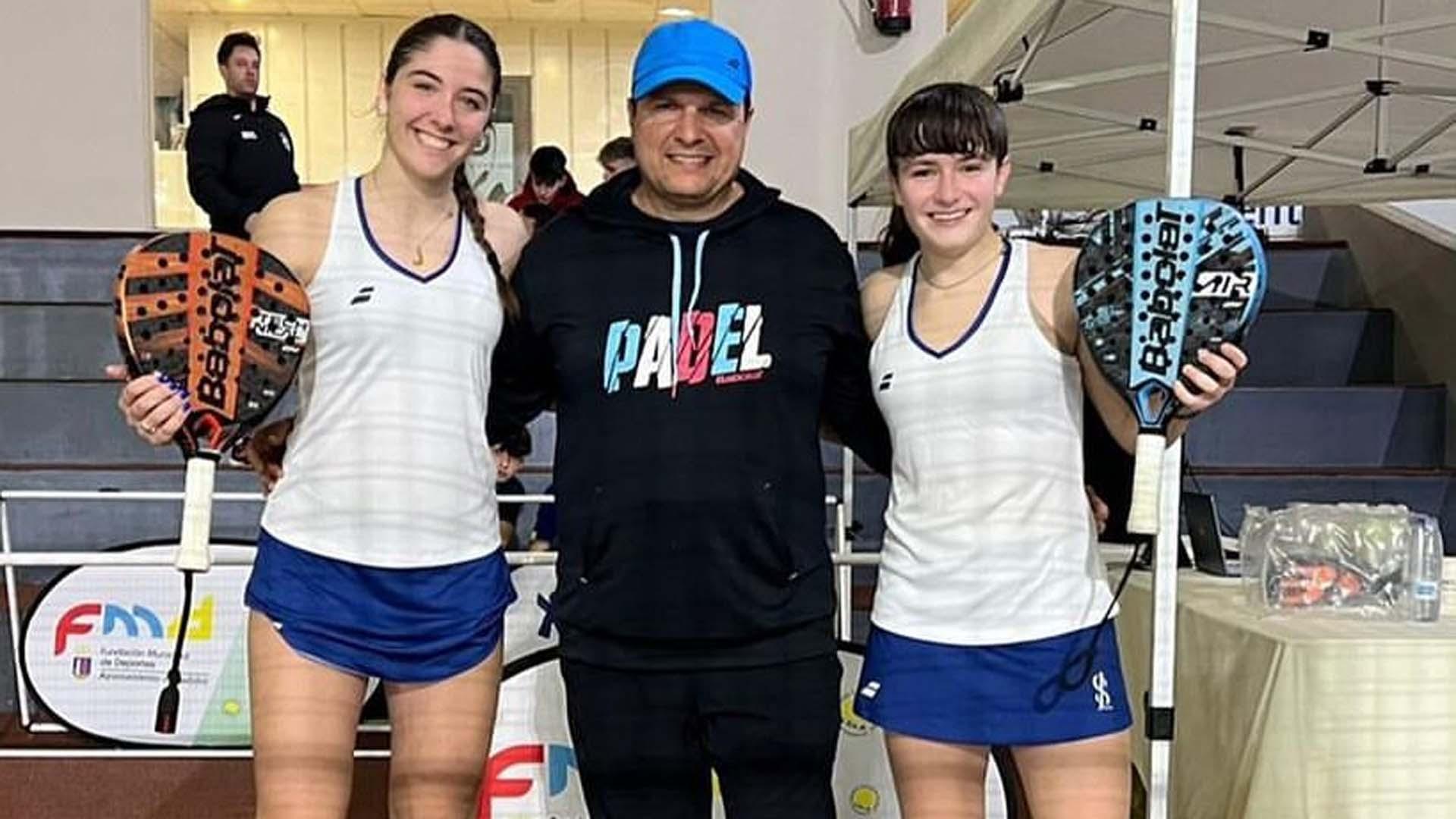 Martina Calvo (derecha), con el trofeo logrado en Badajoz