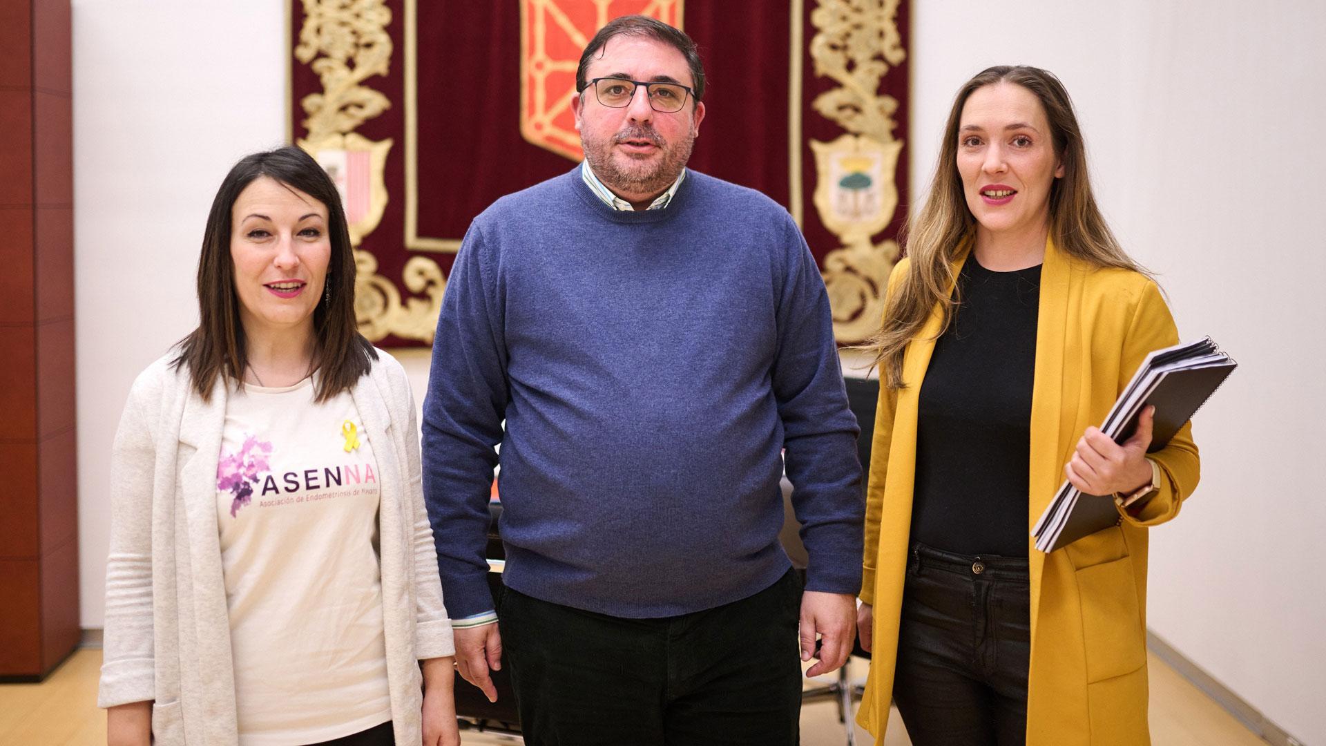 El presidente del Parlamento de Navarra, Unai Hualde, se ha reunido con Nerea Barba de la Asociación Navarra de Endometriosis(ASENNA) y Naroa Mendaza de la Asociación De Afectadas De Endometriosis Crónica (ADAEC)