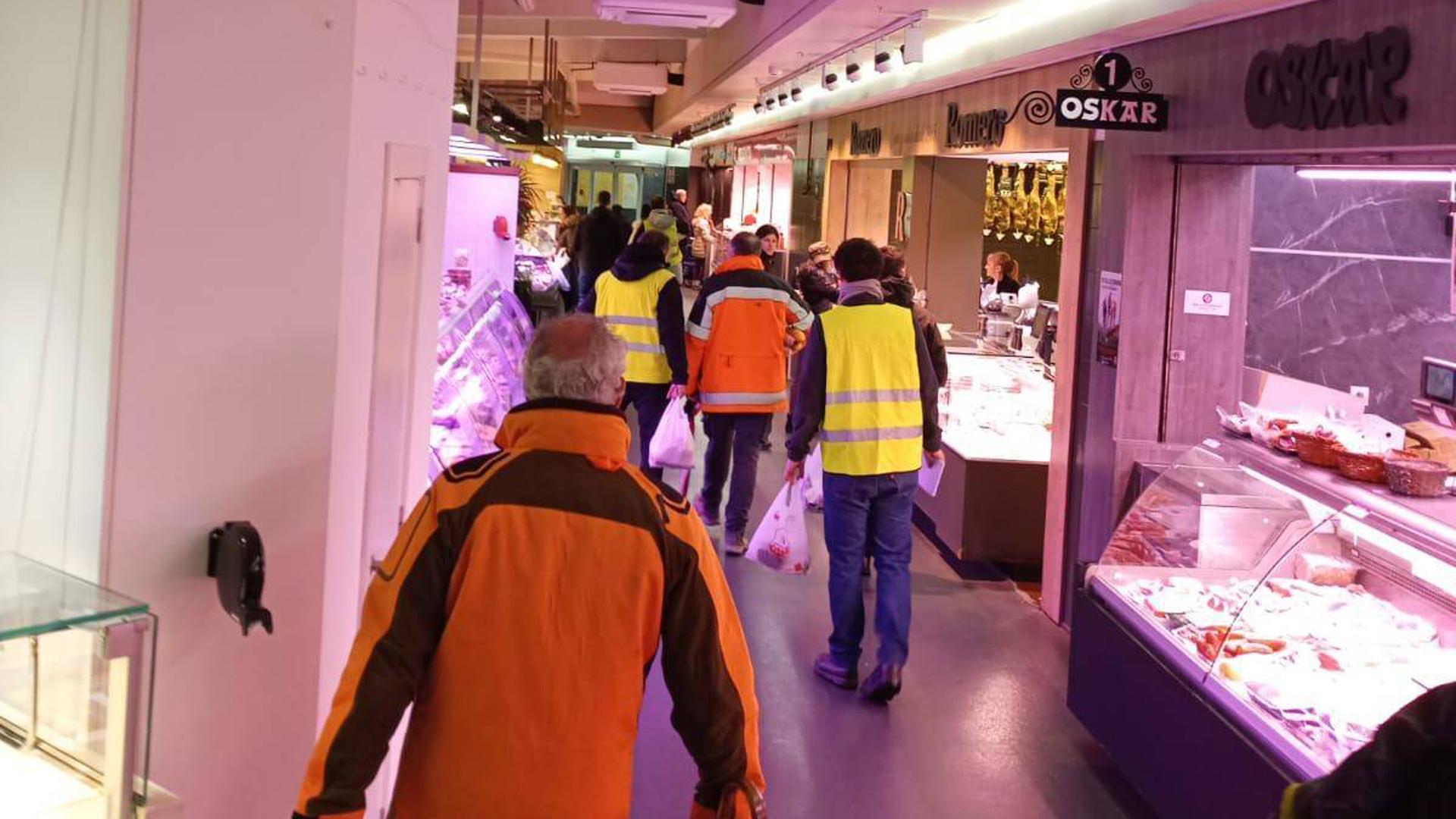 Agricultores y ganaderos del Movimiento Navarra 6F, ayer en el Mercado del Ensanche