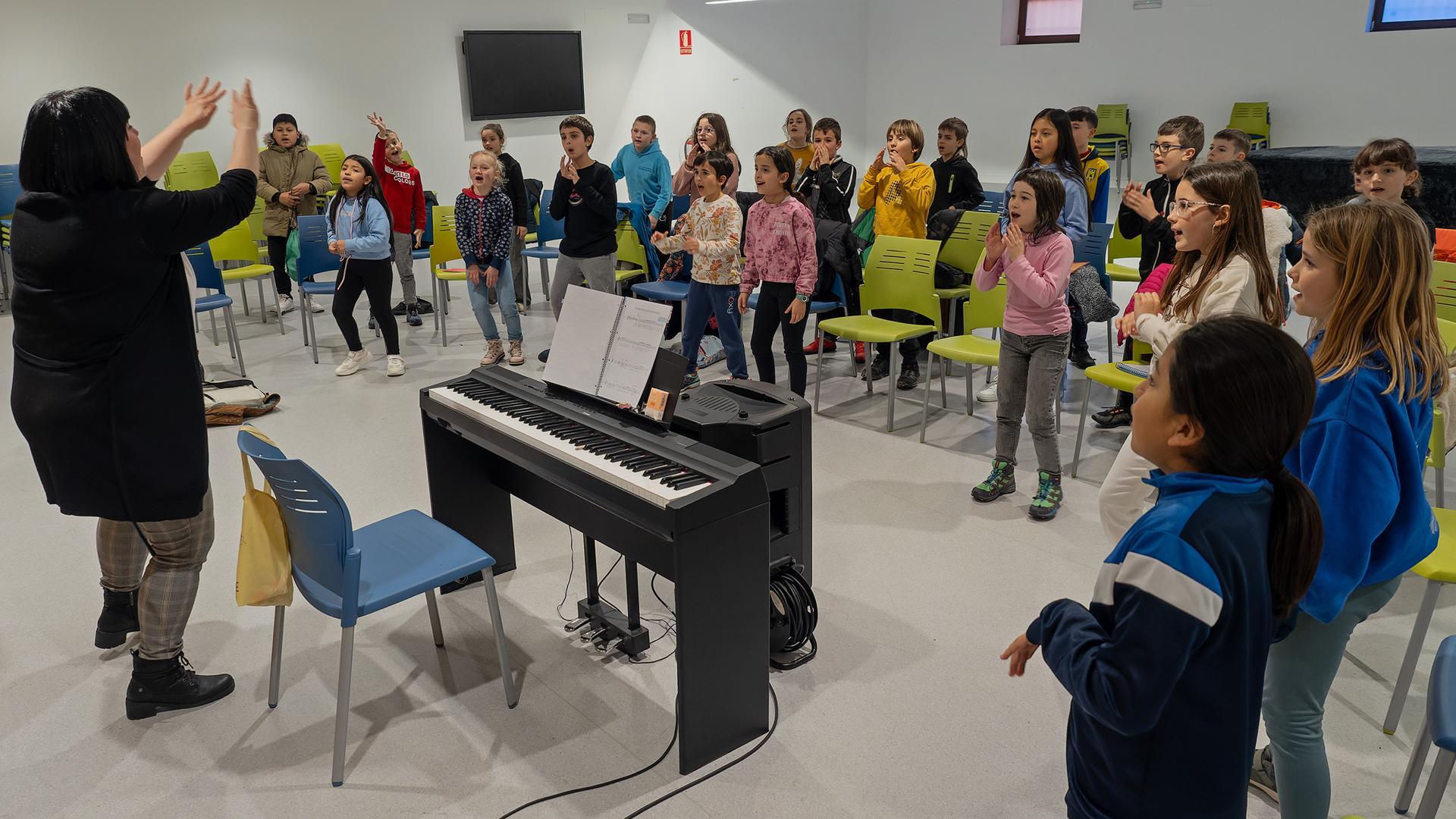 Un momento del ensayo celebrado ayer por la tarde con parte del alumnado participante en el cuento musical