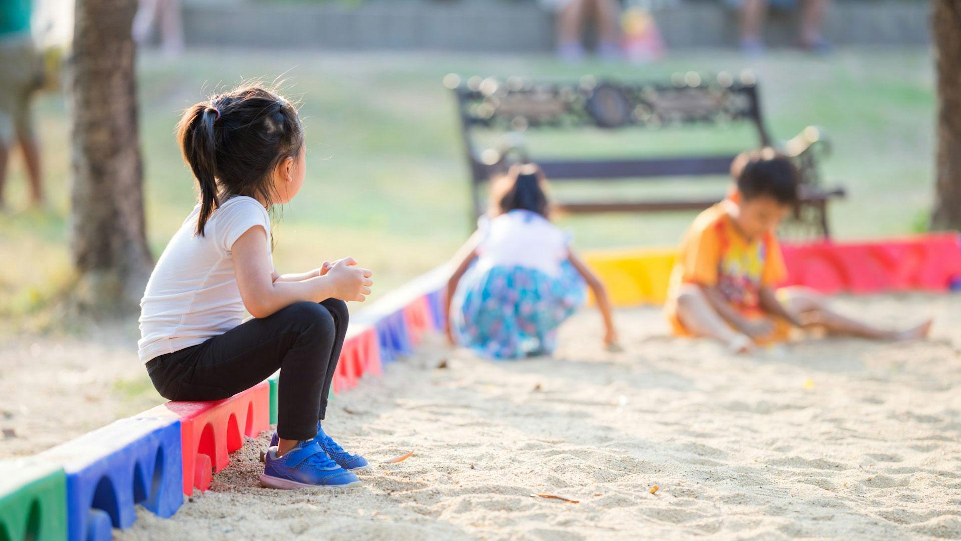 La falta de habilidades sociales también se refleja en su incapacidad para reconocer las señales de otros niños cuando quieren compartir algo o expresar sus emociones