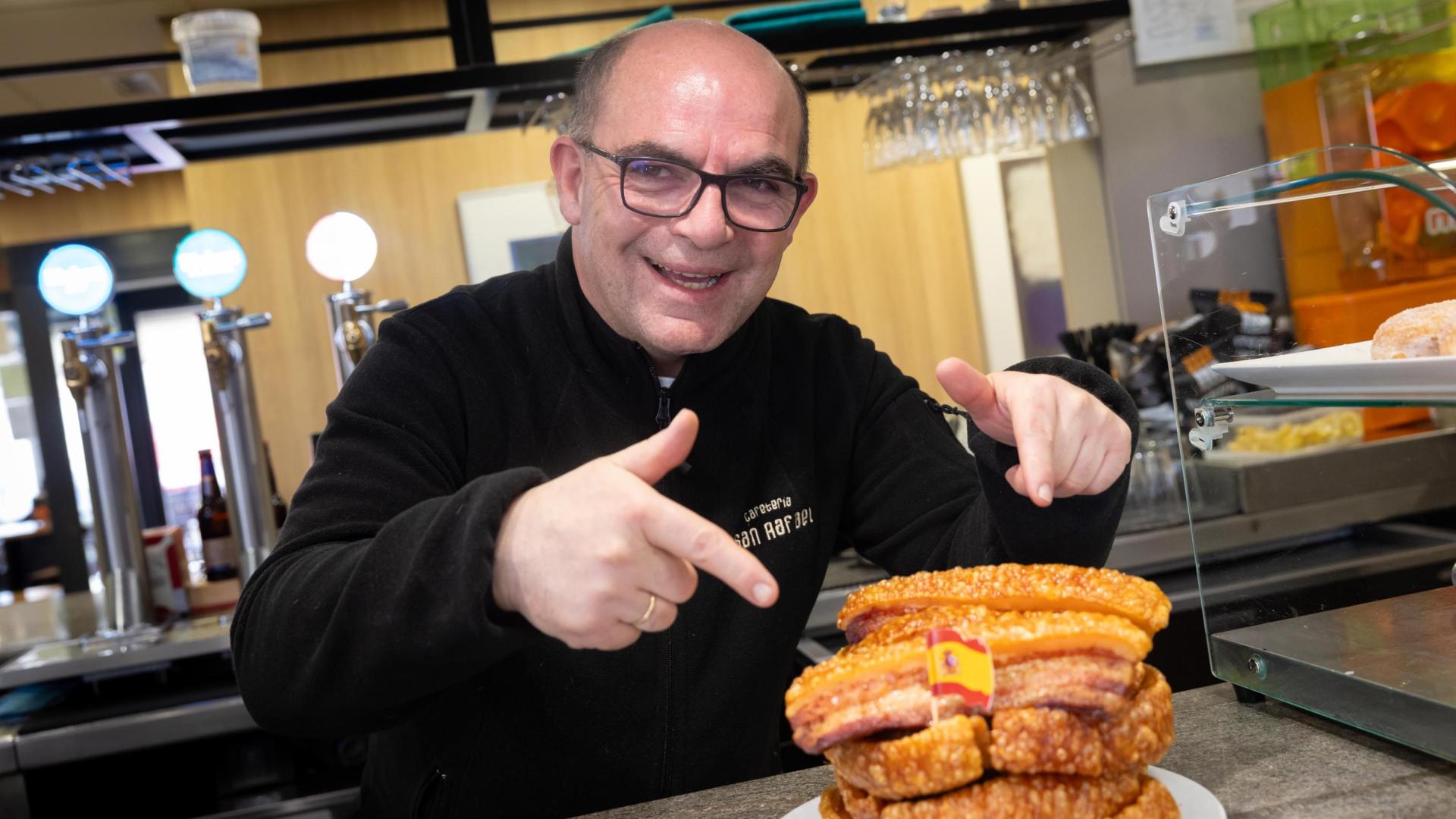 Eloy Medina, cocinero del bar de la gasolinera San Rafael de Tudela, muestra sus torreznos