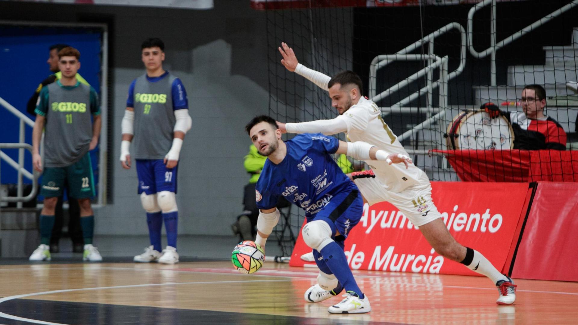 Asier Llamas saca de puerta, en el último duelo ante El Pozo Murcia