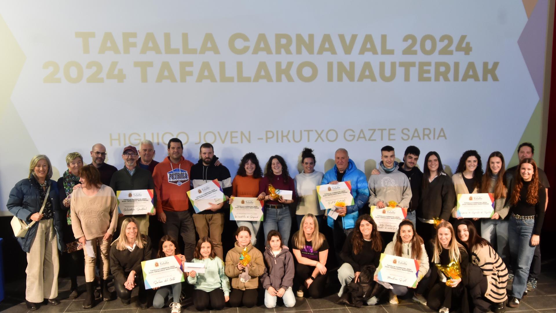 Los premiados y premiadas se fotografiaron al término de la gala con los representantes municipales