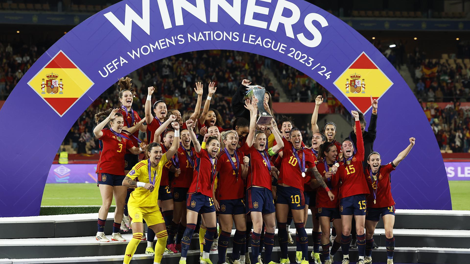 Las jugadoras españolas con la navarra Maite Oroz en medio celebran el título con la copa de campeonas de la Nations League./