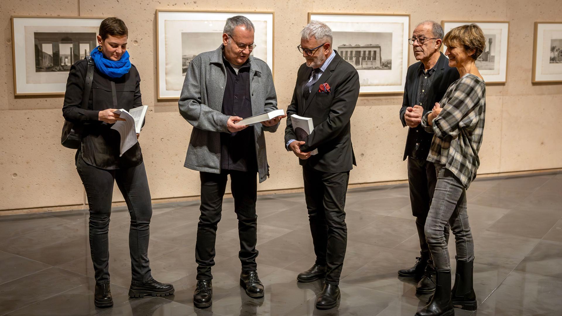 Desde la izquierda, los editores de la publicación, Rebecca Mutell y Martín Llorens; el director artístico del MUN, Valentín Vallhonrat; el comisario, ensayista y profesor de fotografía Alejandro Castellote, y la traductora, Ana Galán, ayer en el MUN