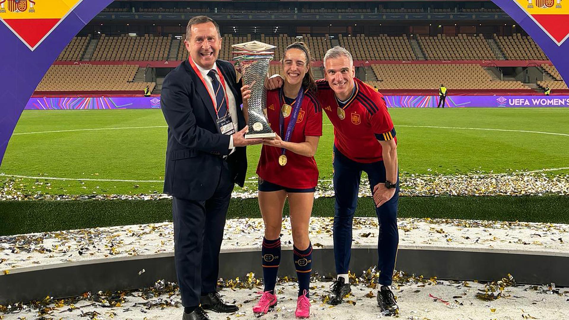 Rafa Del Amo, Maite Oroz y Javi Lerga posan con el trofeo de campeones de la Liga de las Naciones./