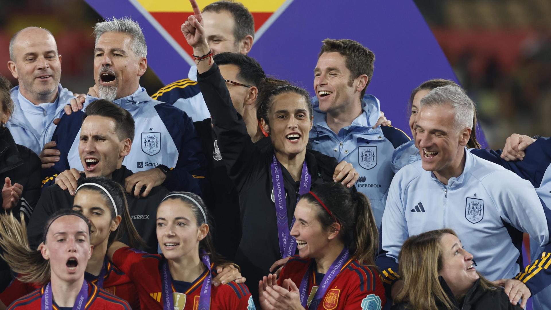 Javier Lerga, a la izda., celebra el título