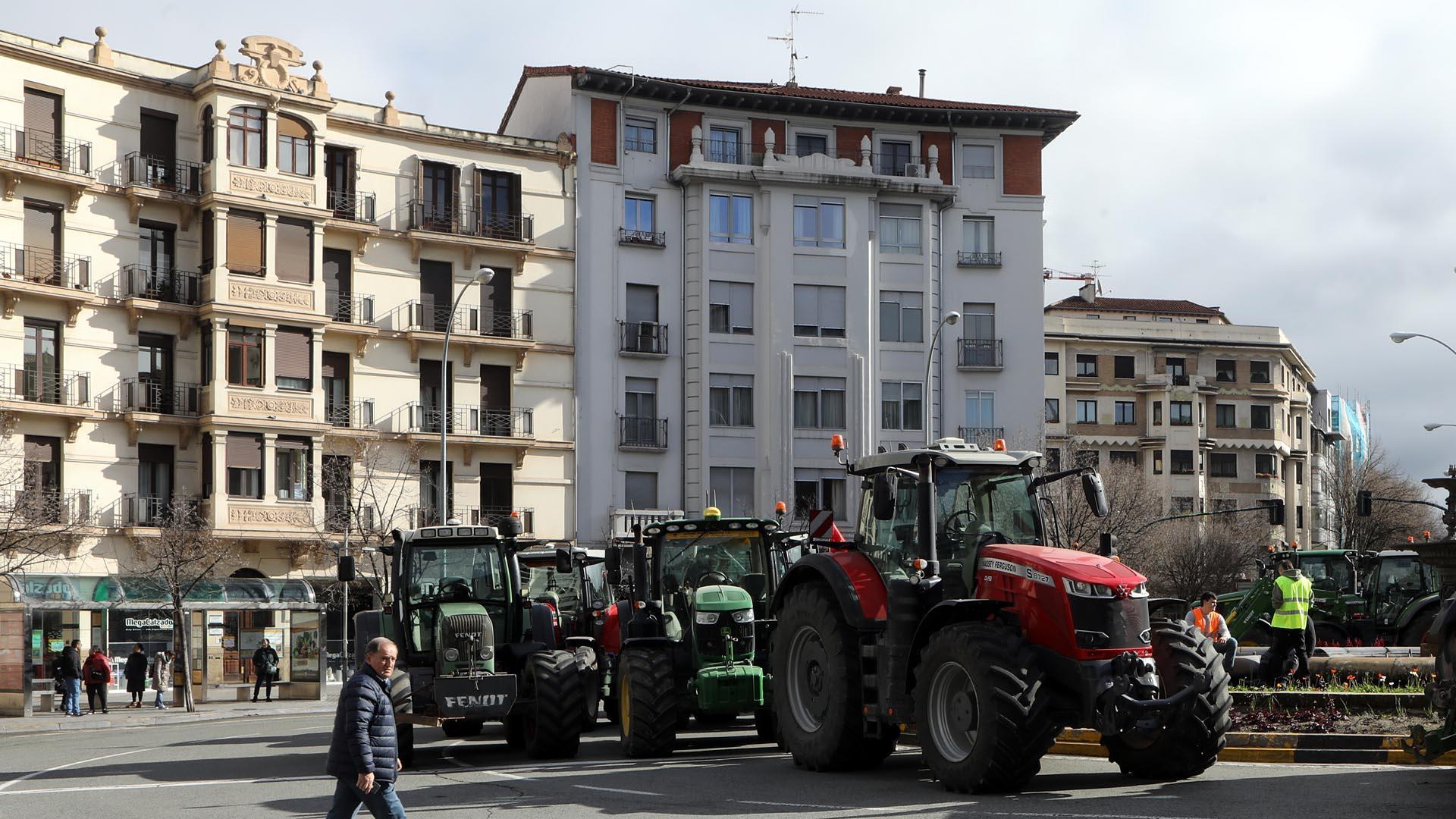 Decenas de agricultores navarros han vuelto a colapsar con sus tractores el centro de Pamplona este jueves, 29 de febrero.