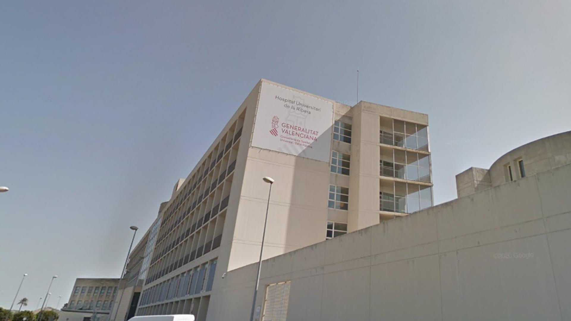 Exterior del Hospital Universitario La Ribera, donde ha fallecido el hombre