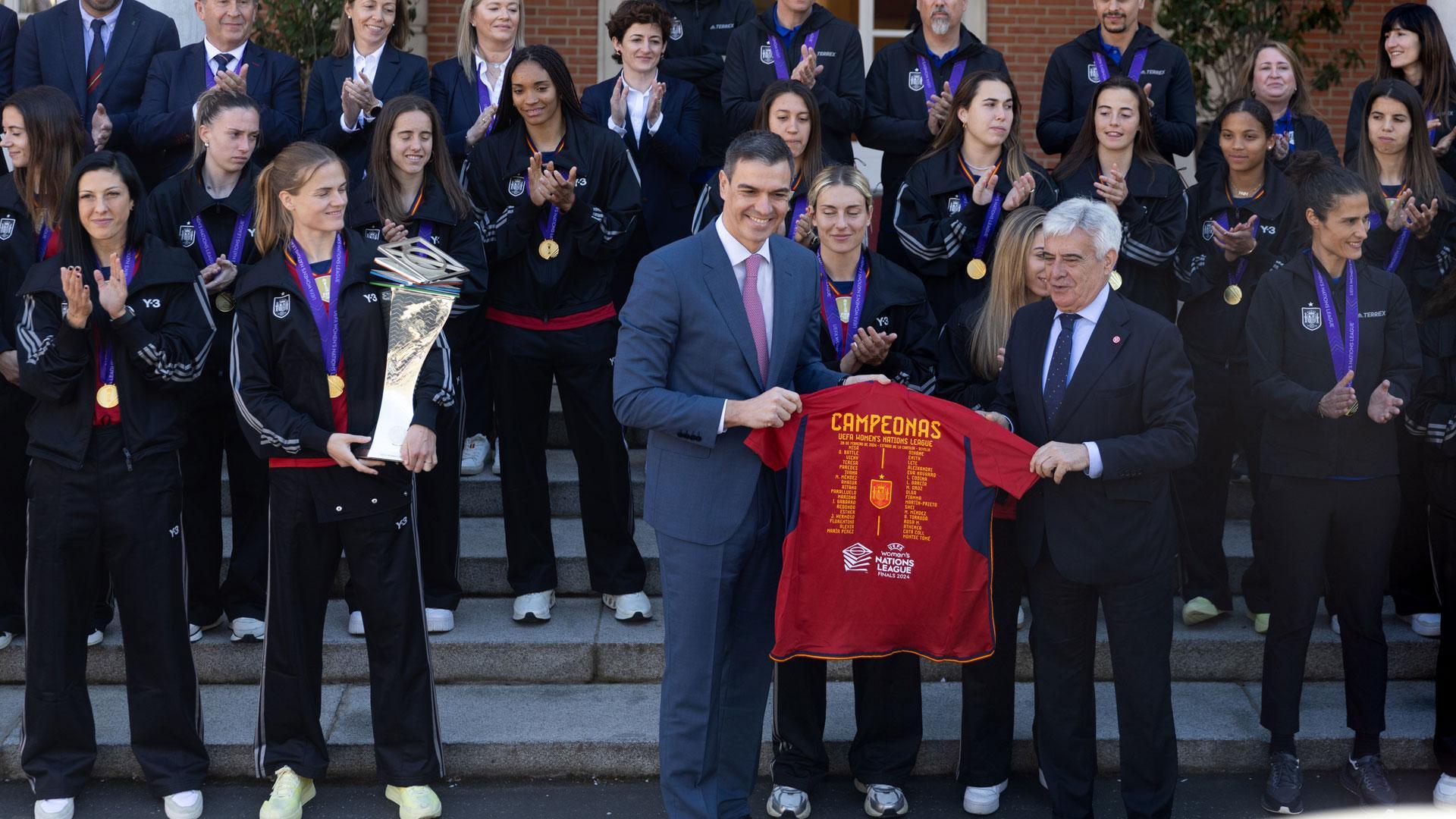 El presidente del Gobierno, Pedro Sánchez y el presidente de la gestora de la RFEF, Pedro Rocha, junto a las jugadoras de la Selección Femenina Española de Fútbol, durante la recepción en el Palacio de La Moncloa tras ganar la Nations League