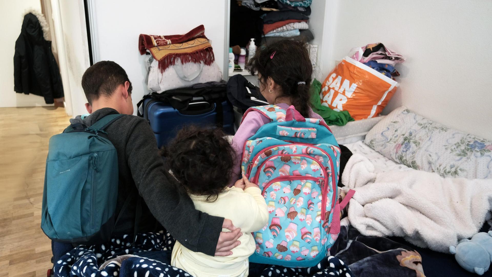Llevan dos años viviendo en una habitación con sus padres.