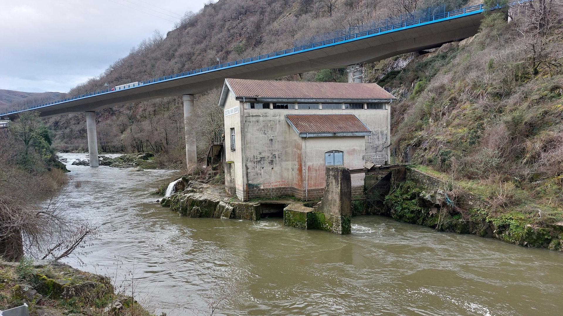 Detalle del río Bidasoa, a la altura de la central hidroeléctrica de Las Nazas