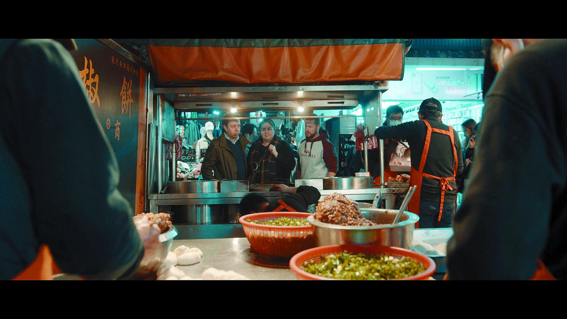 David Yárnoz (izquierda) y Jaione Echarri visitan los puestos callejeros nocturnos en Taipei