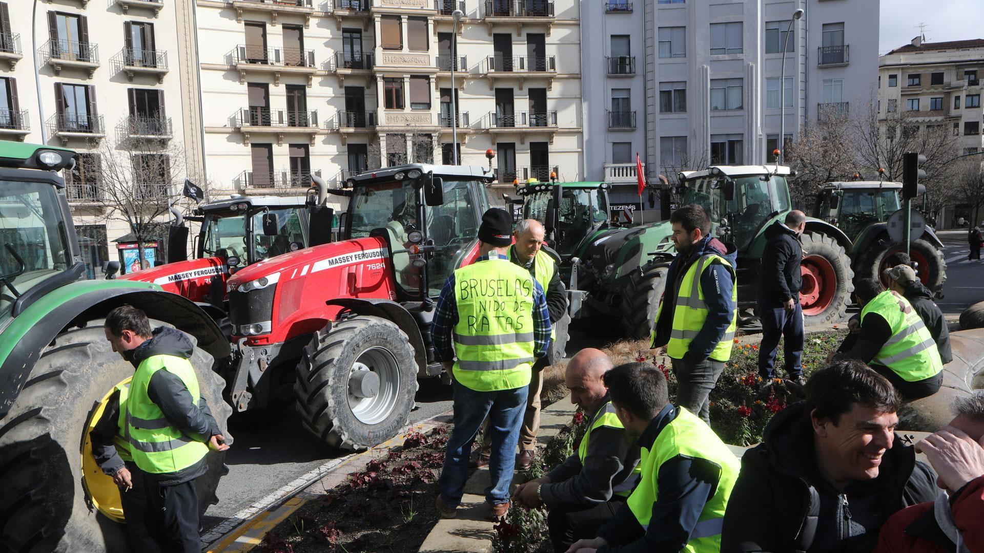 Imagen de un grupo de agricultores y ganaderos en Merindades, tras aparcar sus tractores en la rotonda