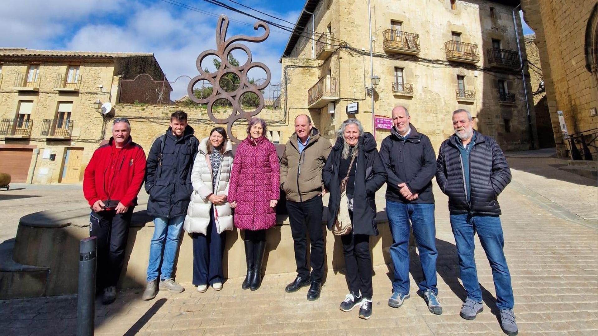 La consejera, Rebeca Esnaola, la directora general de Turismo, Ana Rivas, y el alcalde de San Martín de Unx, Javier Leoz, junto a concejales de su equipo y miembros de la Comisión de Turismo de la localidad