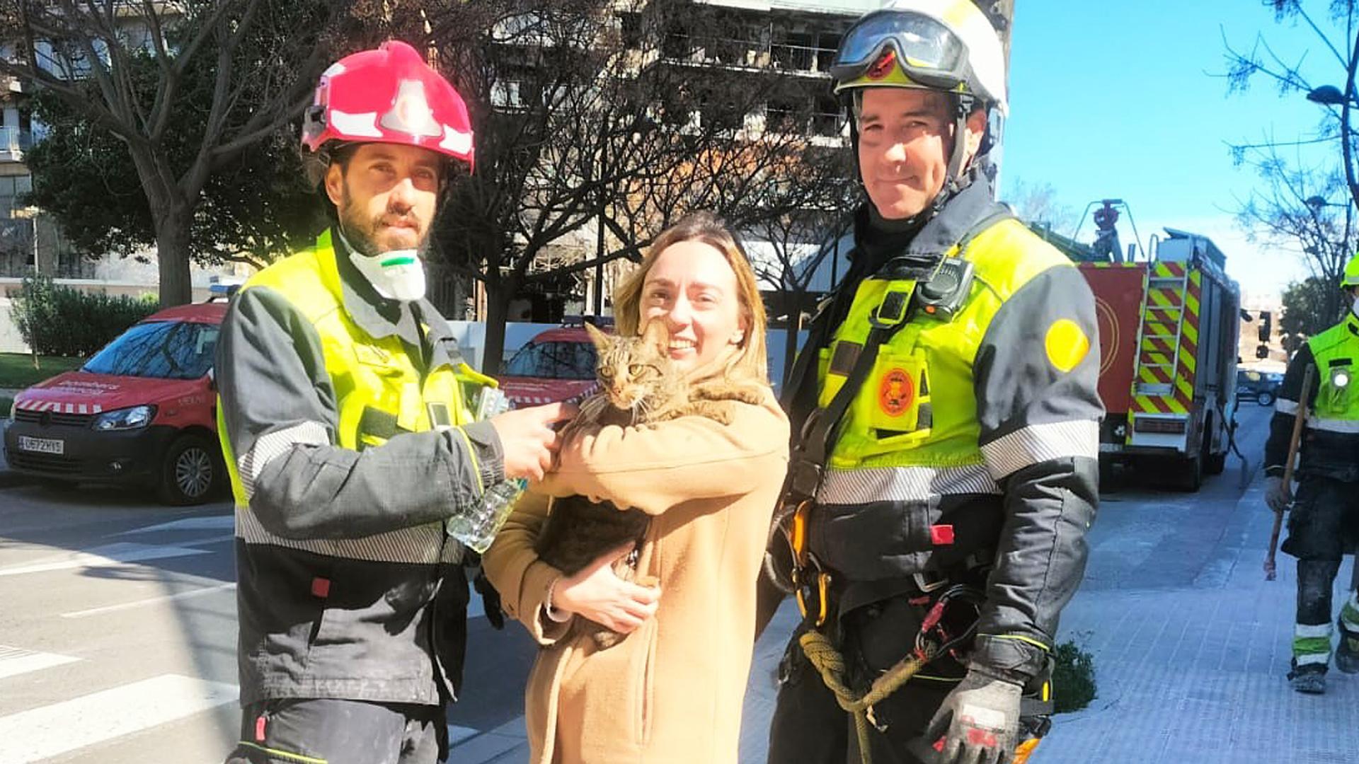 La dueña con el animal en brazos junto a miembros del equipo de rescate que lo encontraron.