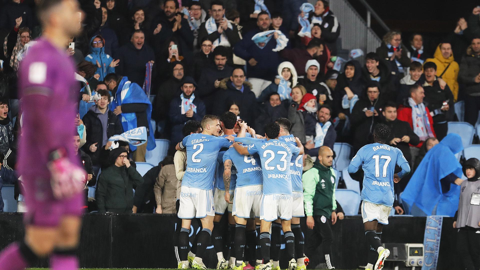 Los jugadores del Celta celebran el tanto de Mingueza.
