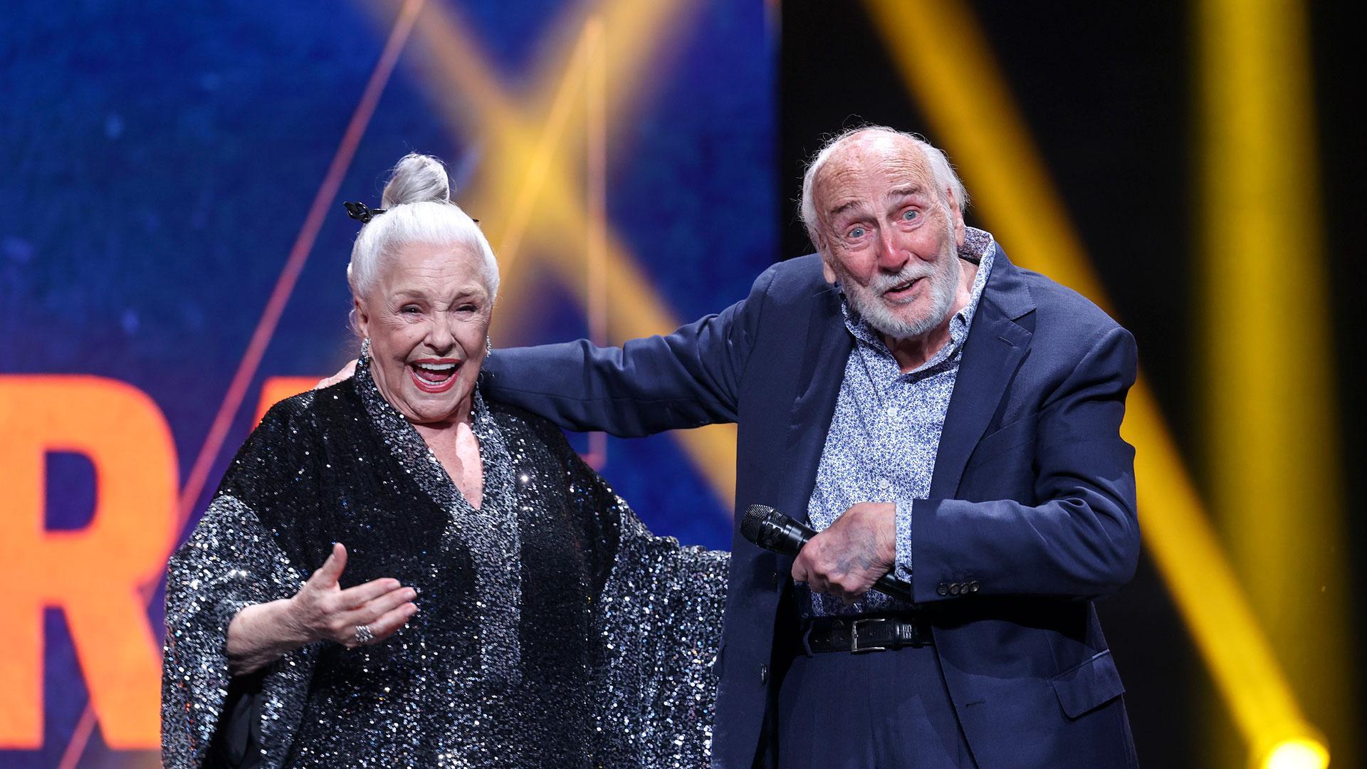 La actriz Lola Herrera (i) recibe la Biznaga Ciudad del Paraíso de manos del actor Héctor Alterio