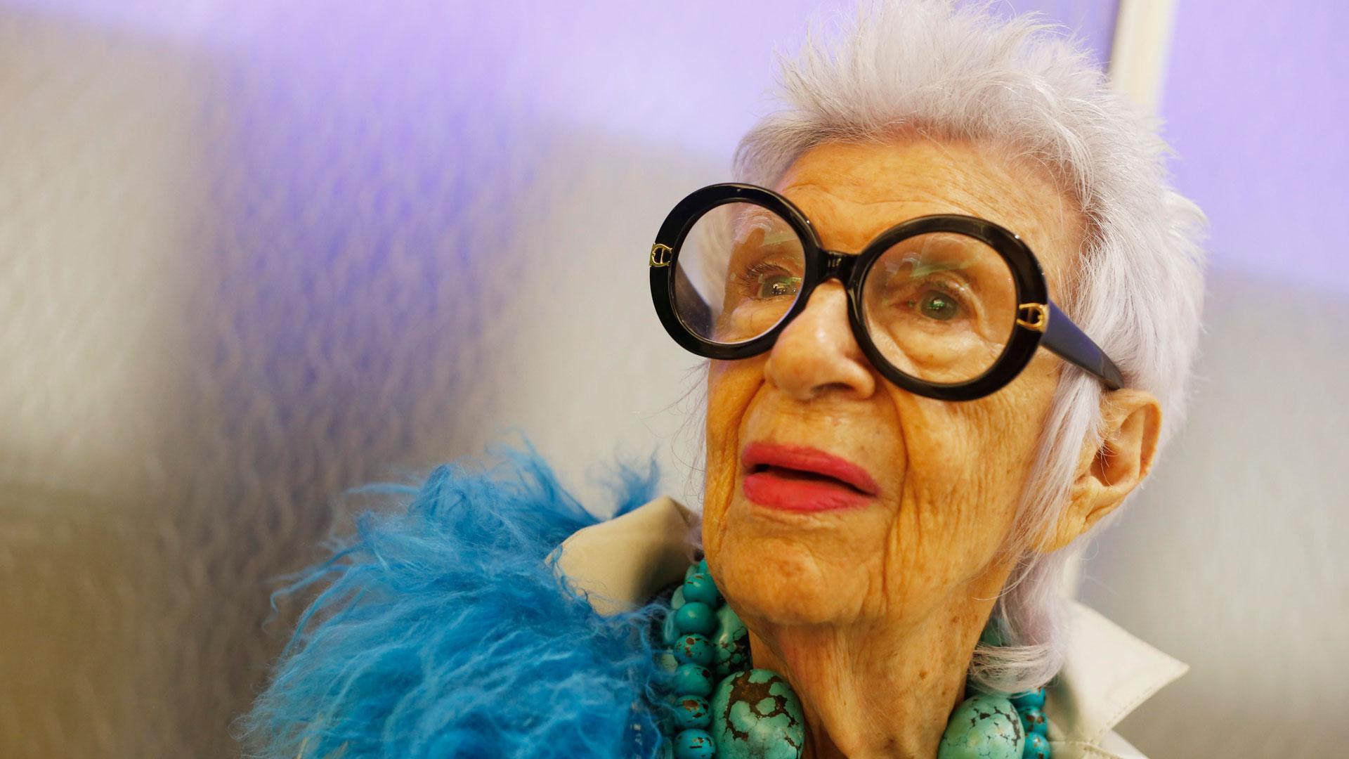 Fotografía de archivo de la diseñadora estadounidense e icono de la moda Iris Apfel en la presentación de la colección otoño-invierno 2016 de Atelier Swarovski