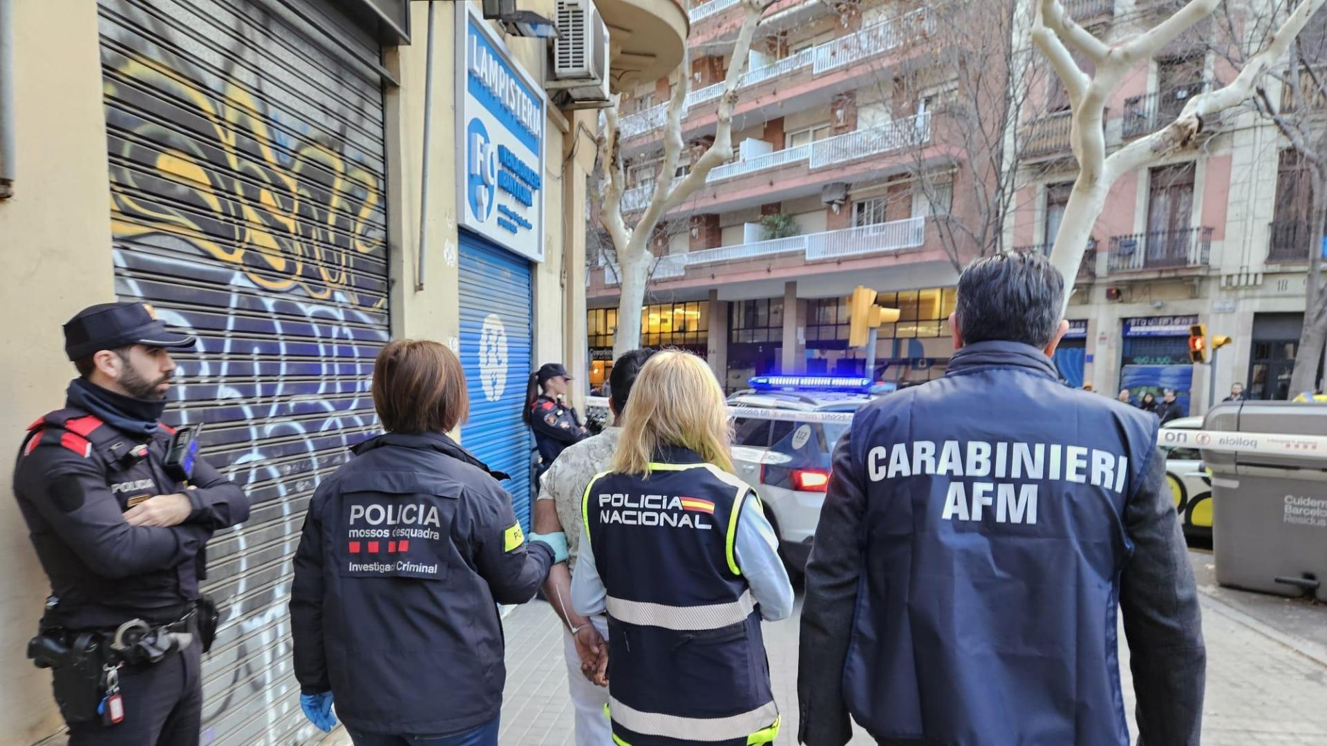Los Mossos d'Esquadra y la Policía Nacional han desarticulado, con el apoyo de los Carabinieri italianos y de la Policía Nacional de Grecia, una organización internacional que produjo y distribuyó más de un millón de euros en billetes falsos,