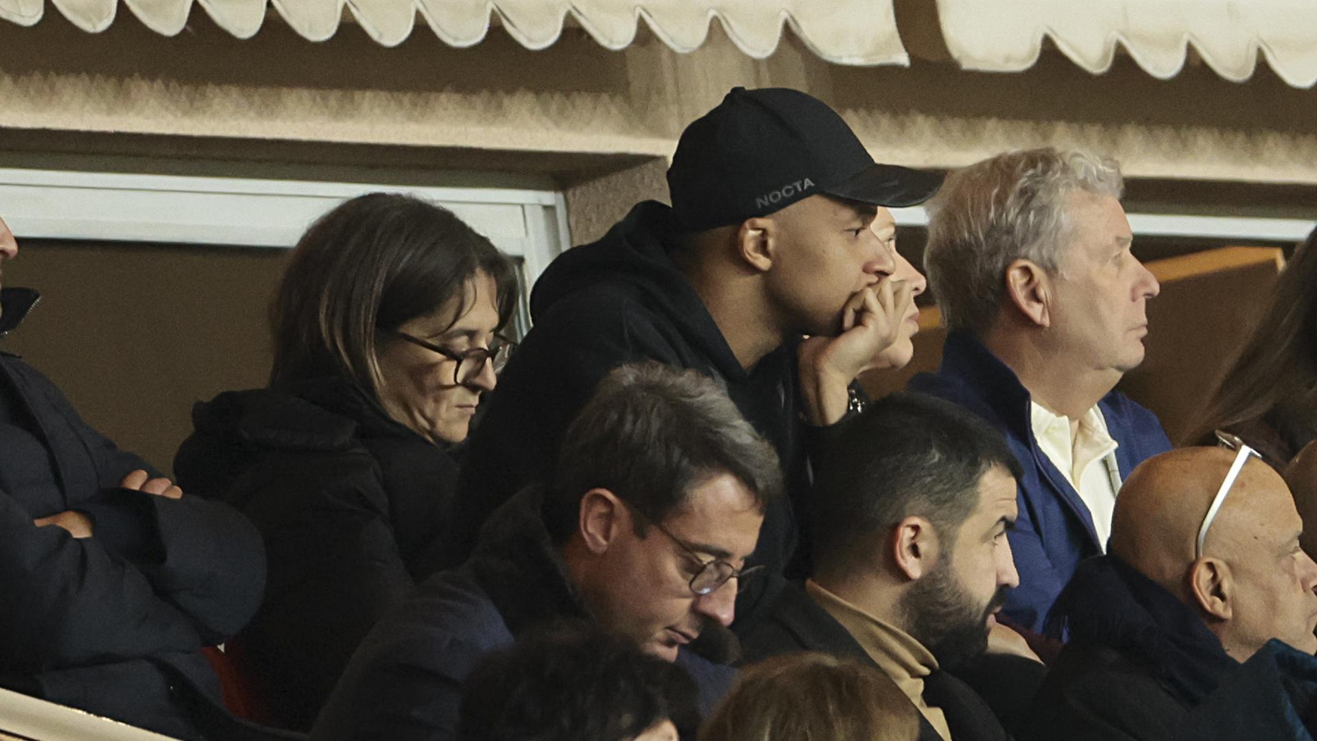Kylian Mbappe, en el palco del PSG tras ser sustituido en el descanso ante el AS Monaco