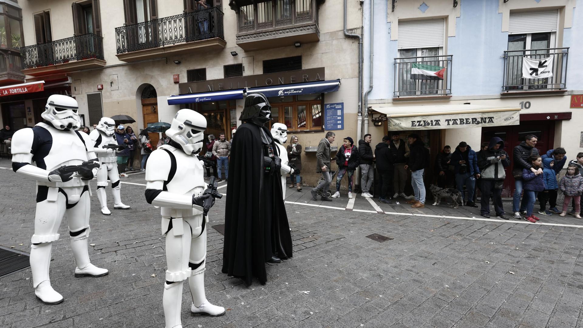 - Darth Vader, tropas imperiales, cazarrecompensas y droides del universo Star Wars han desembarcado este sábado en Pamplona para preparar el evento 'La Fuerza Contra el Cáncer'