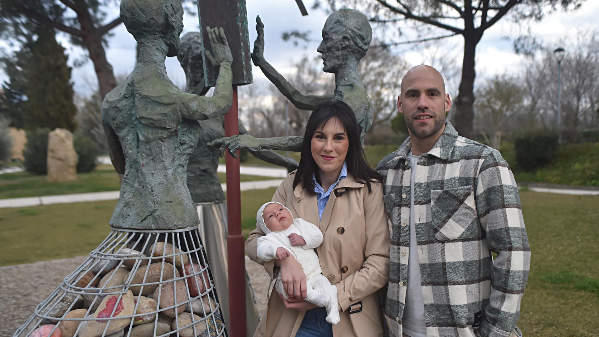 Irene García Pérez sostiene a Nico, con un mes de vida, junto a Álvaro Rubio Romeo en Peralta