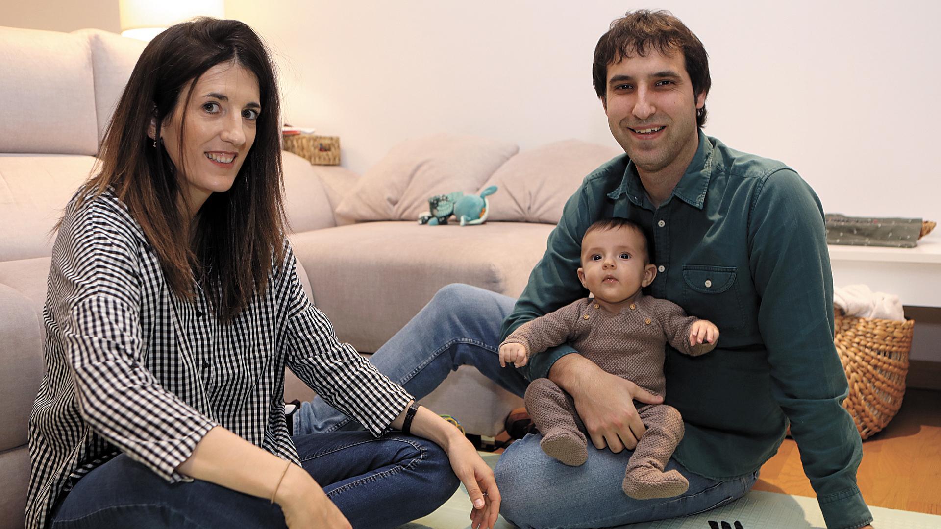 Alba García Fresán, Daniel Puyales Mondela y Teo, en su regazo, en su domicilio de Mutilva