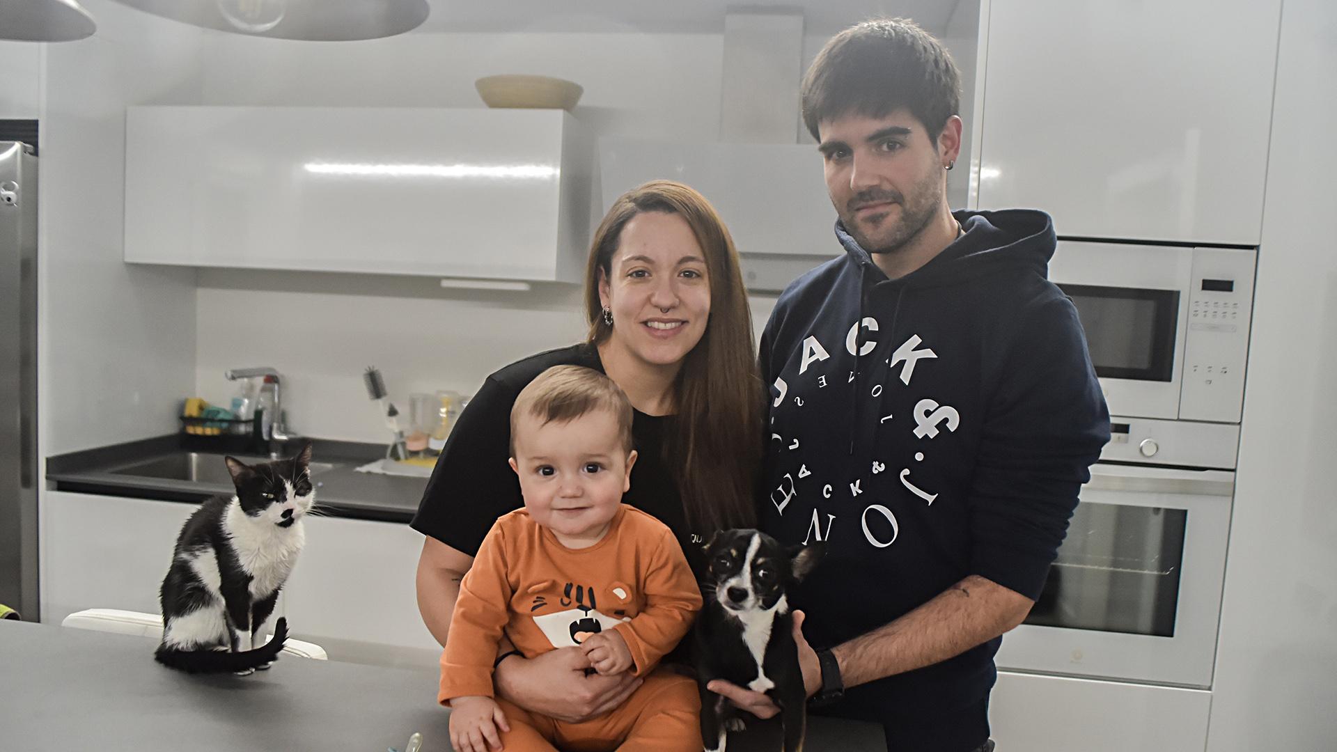 Olaia García Elizabeitia y Mikel Abaurrea Mateo, con el pequeño Eiden