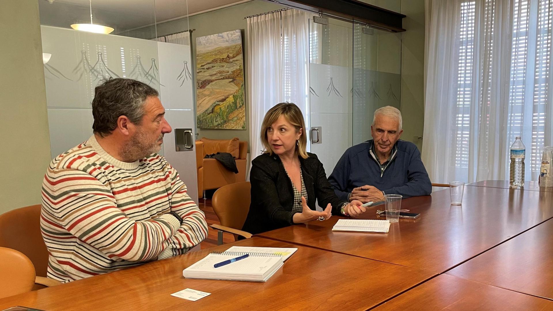 De izquierda a derecha: José Mari Agramonte, Amparo López y Félix Rodrigo (vocal de la Comisión Permanente de la Junta de Bardenas)