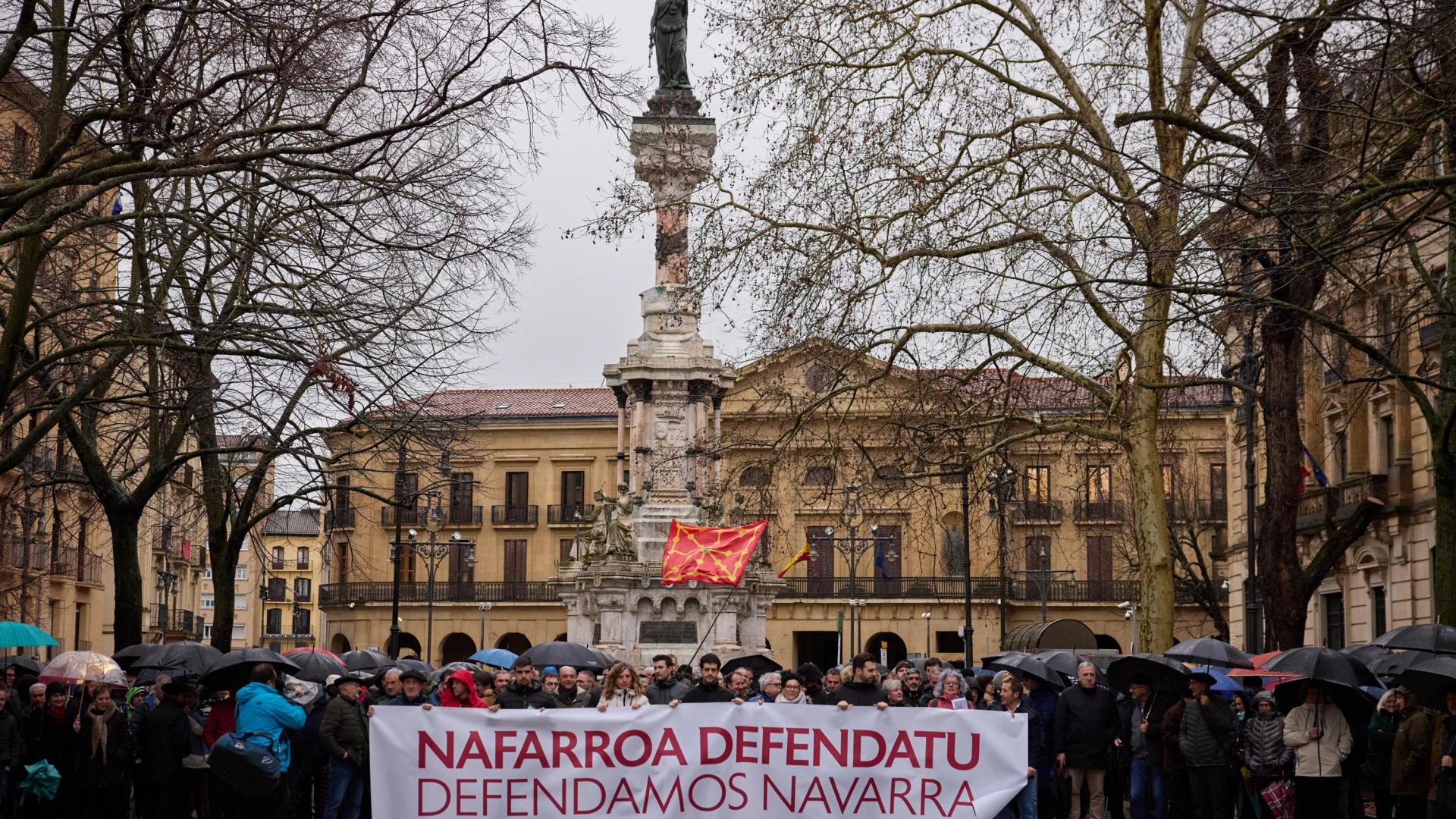 Los participantes en la concentración, tras la pancarta con el lema Defendamos Navarra