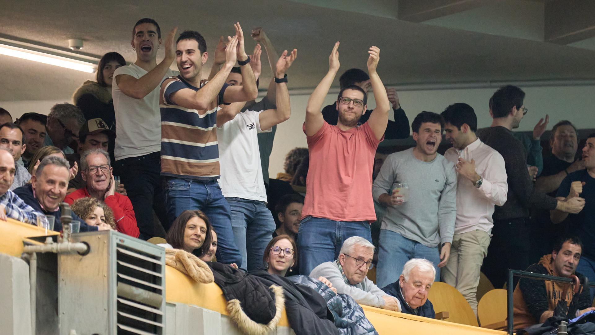 Público en el Labrit disfrutando del Artola-Imaz y Jaka-Mariezkurrena
