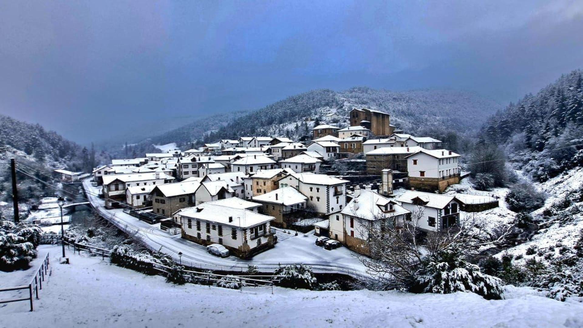 Vidángoz amanece nevado este domingo