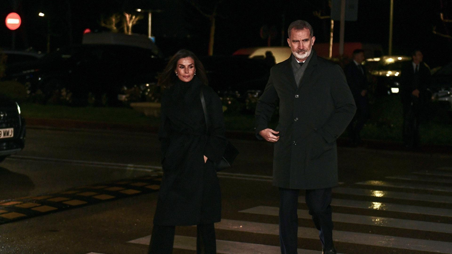 Los reyes Felipe y Letizia a su llegada al tanatorio La Paz-Tres Cantos de Madrid para visitar la capilla ardiente de Fernando Gómez-Acebo, primo del rey Felipe VI