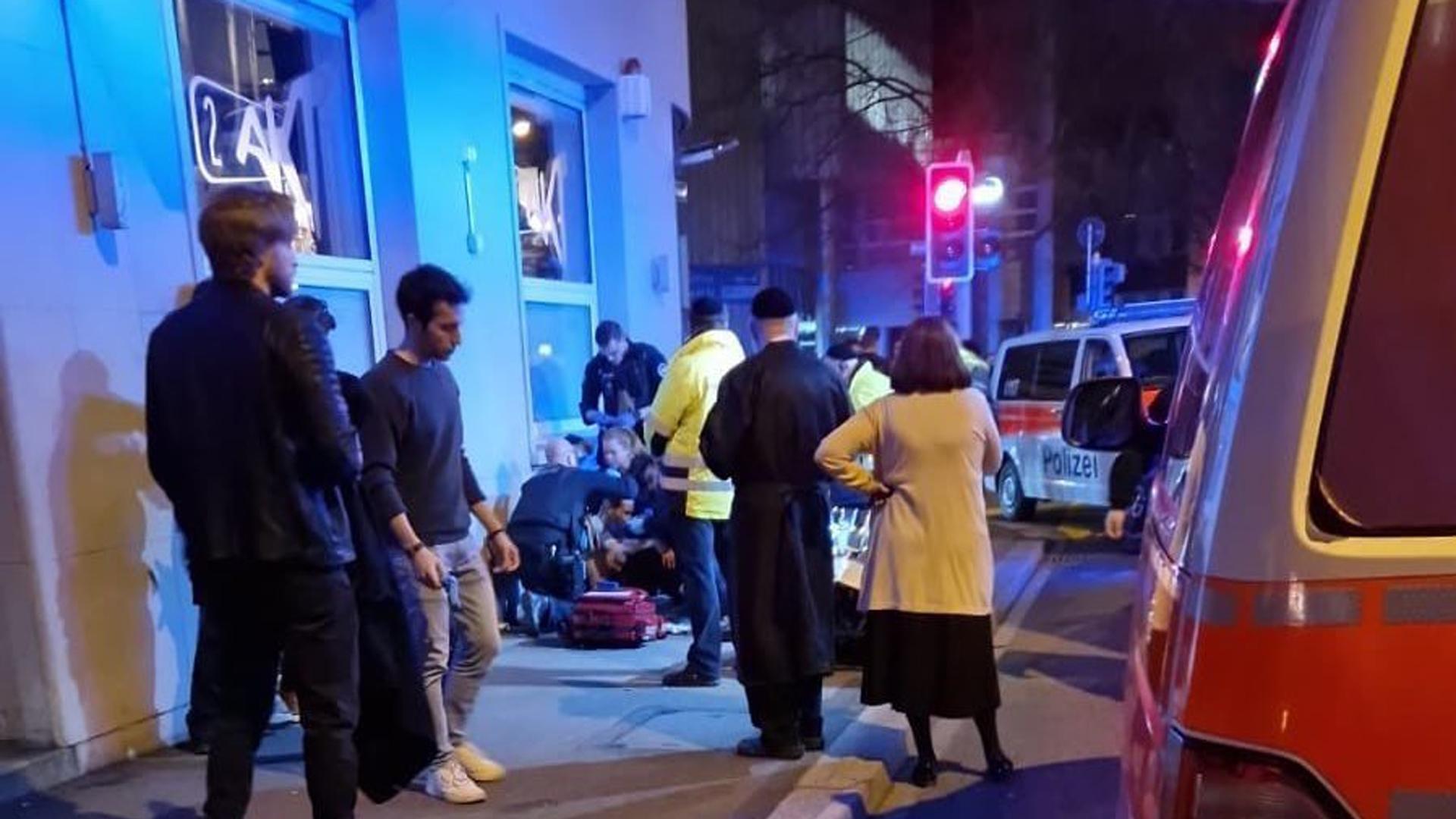 Los servicios de emergencias atienden al herido en Zúrich