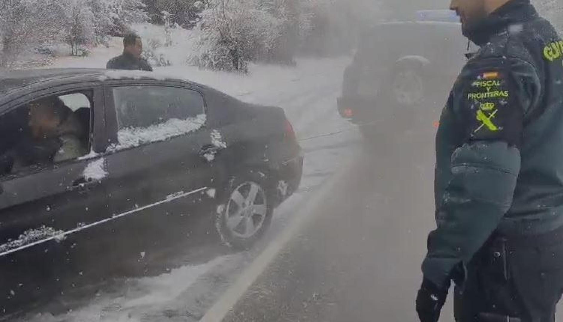 Vídeo: La Guardia Civil remolca un vehículo atrapado por la nieve en Isaba