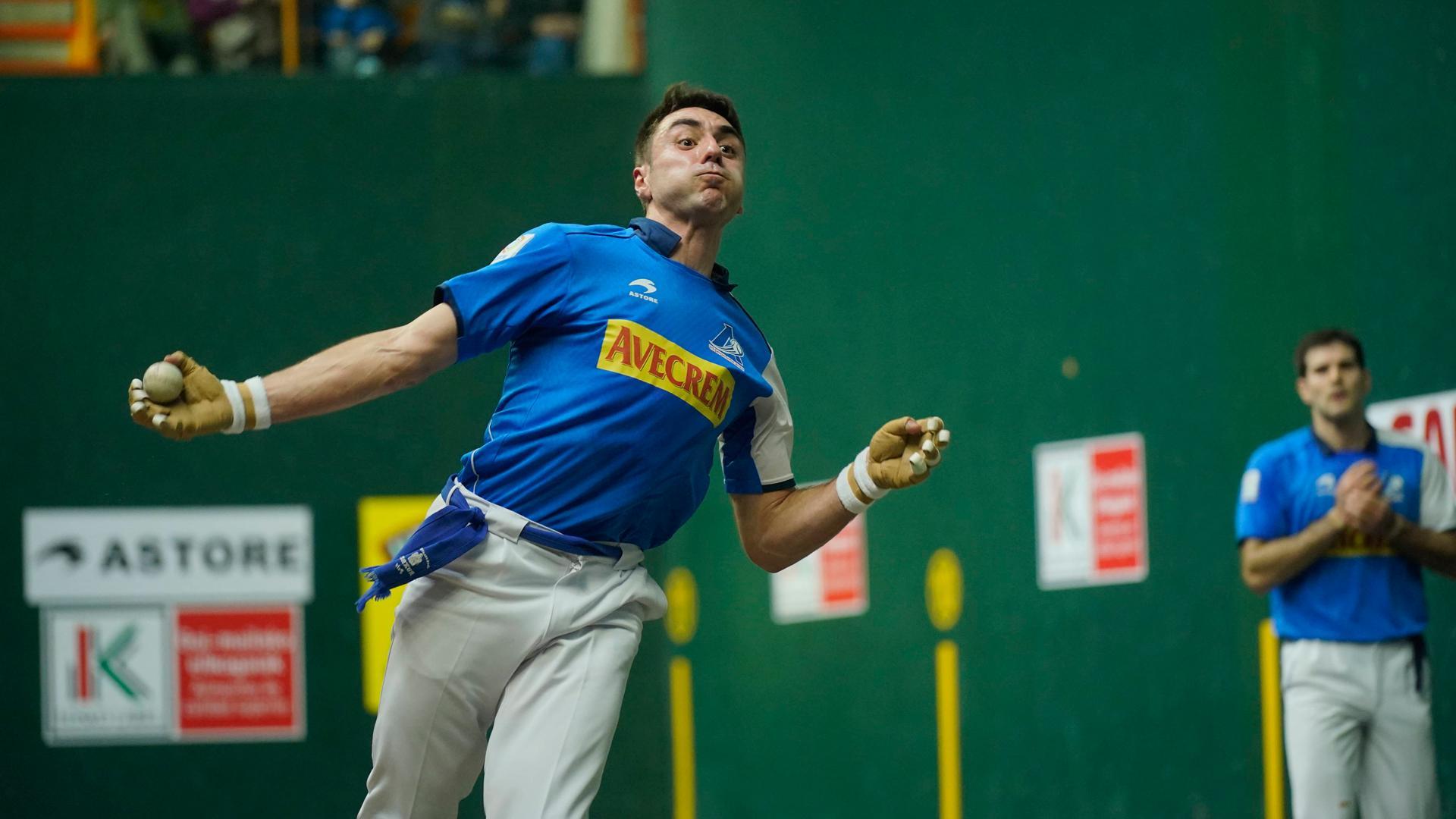 Peio Etxeberria golpea a una pelota en presencia de José Javier Zabalera en el Ogeta, donde vencieron y convencieron