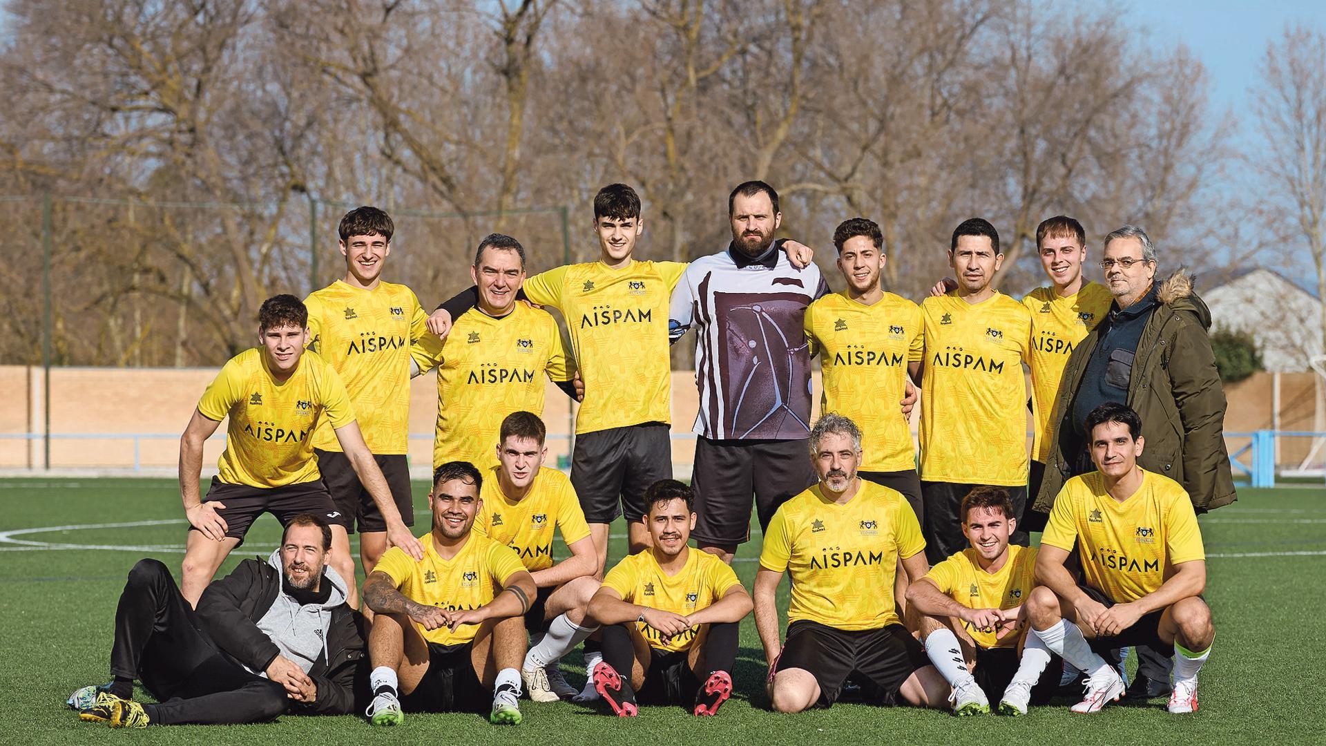 ECOVALDI: EN BOSCOS DESDE 1976. (Abajo desde la izda.) Sergio Hidalgo, Jimmy Matailo (hijo), Jorge Elorz, Javier Matailo, Miguel Garayoa, Miguel Arroyo, Javier Barrado. (Arriba desde la izda) Ager Laso, Luis Alberdi, Carlos Aramendia ‘Kapu’, Ander Alberdi, Miguel Iraizoz ‘Miguelón’, Ibai Maestre, Jimmy Matailo (padre), David Redecillas y Pedro Sáez de Ubago,  entrenador