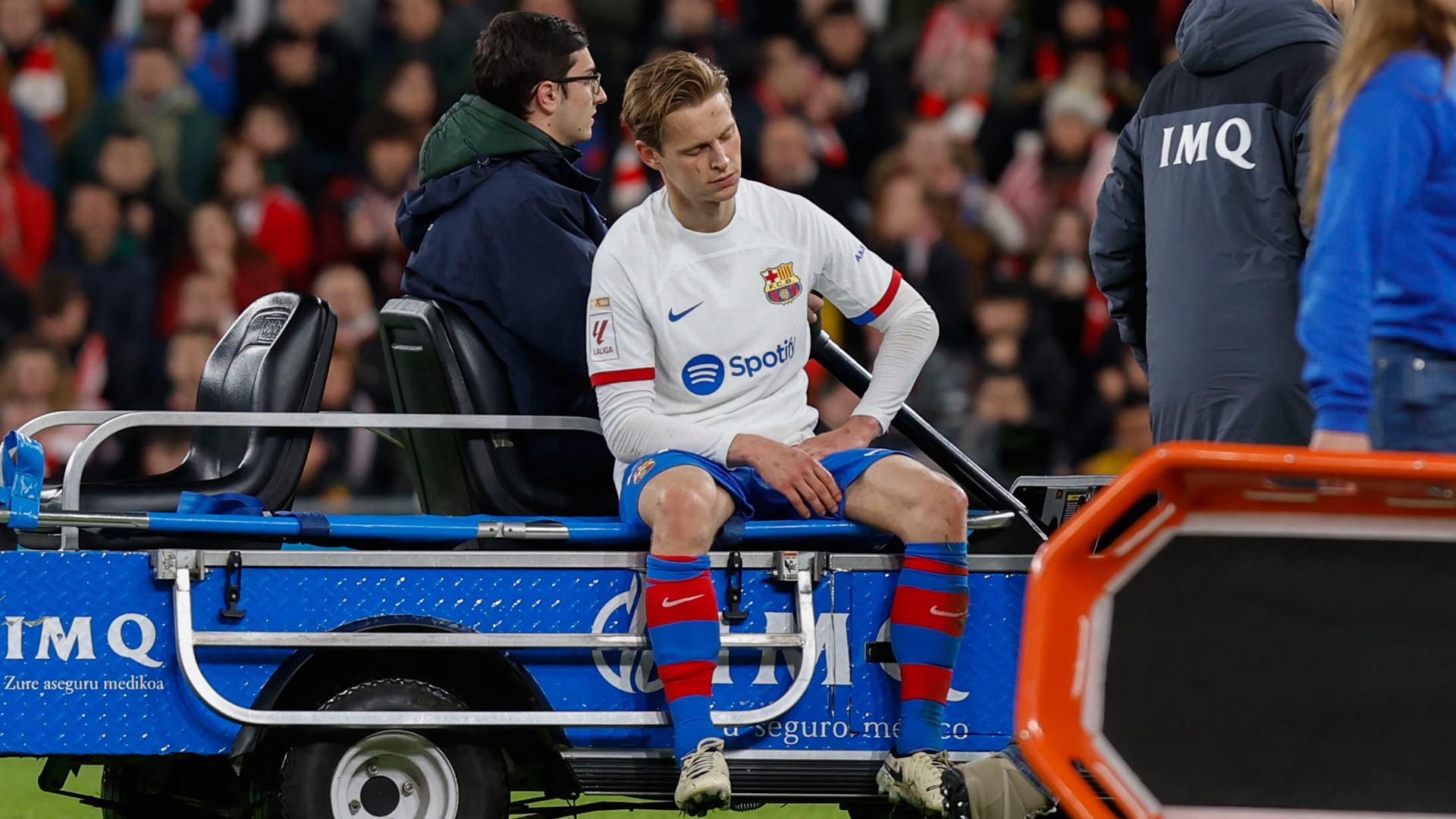 El centrocampista del FC Barcelona Frenkie de Jong se retira lesionado durante el partido de Liga de Primera División que el Athletic Club y el FC Barcelona