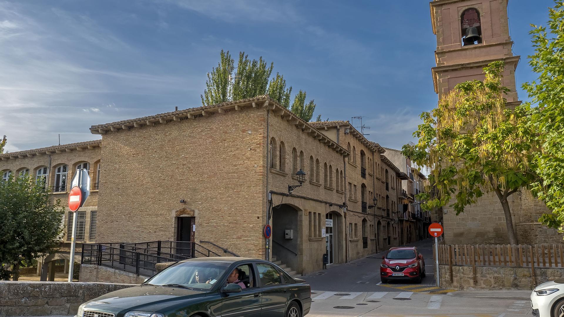 Vista de las antiguas casas de los maestros que se reformarán para habilitar viviendas de alquiler
