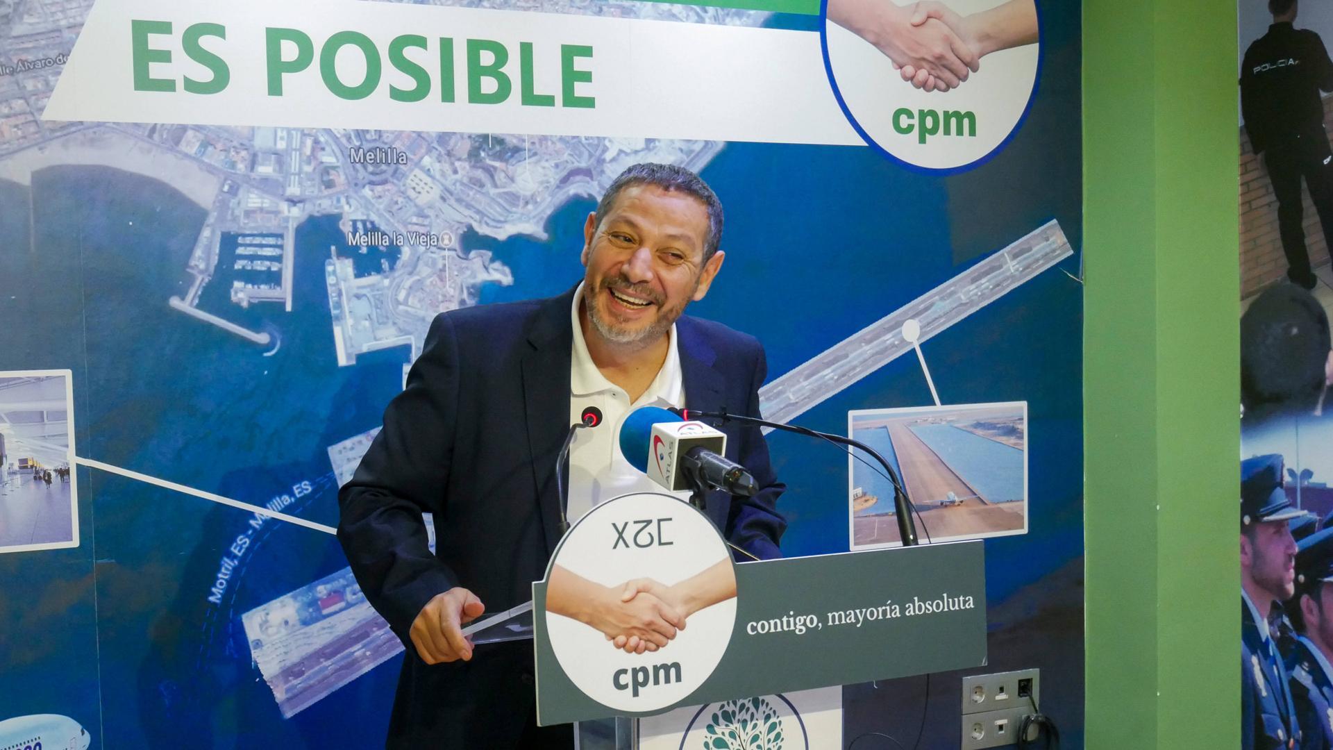El presidente de Coalición por Melilla (CPM), Mustafa Aberchán, ofrece una rueda de prensa en la sede del partido