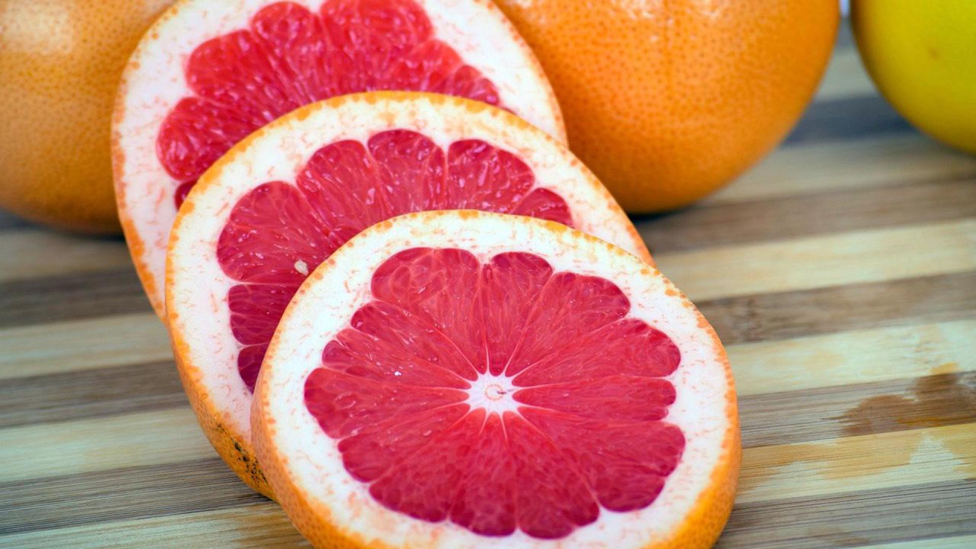 Pomelo rojo en rodajas