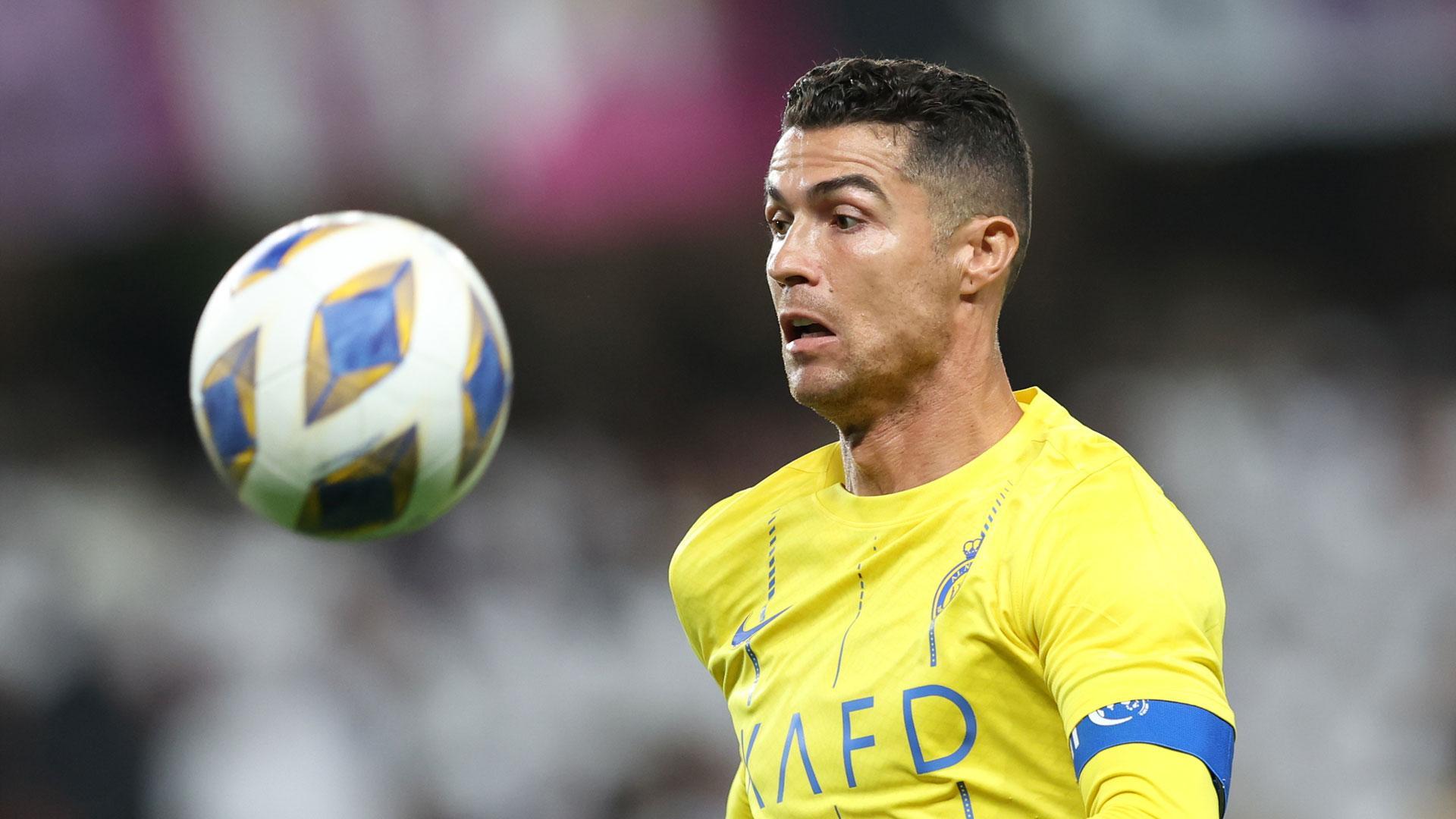 Cristiano Ronaldo recibe el balón en un partido con el Al-Nassr