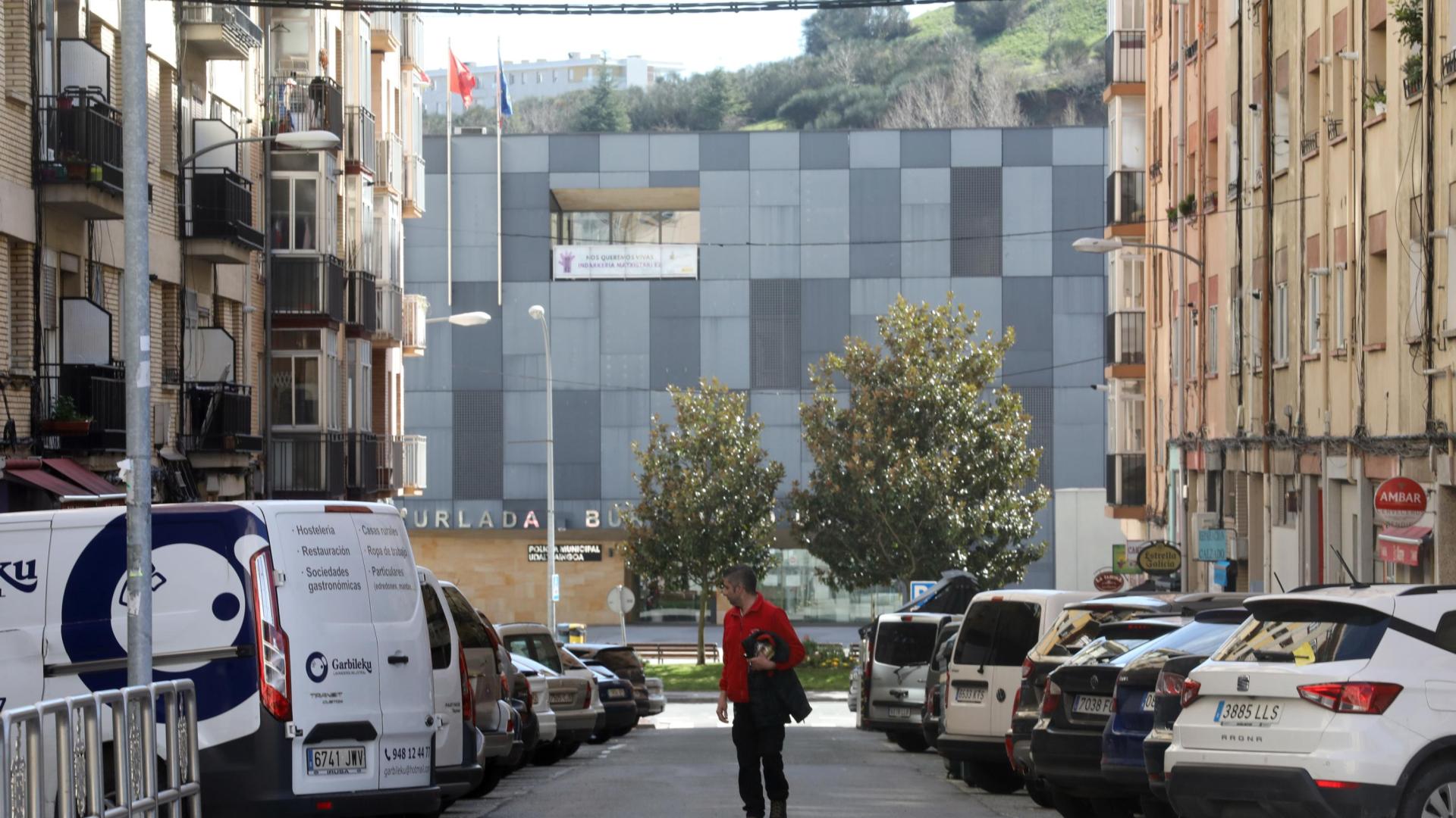 Calle las Maestras de Burlada con, al fondo, vista del ayuntamiento