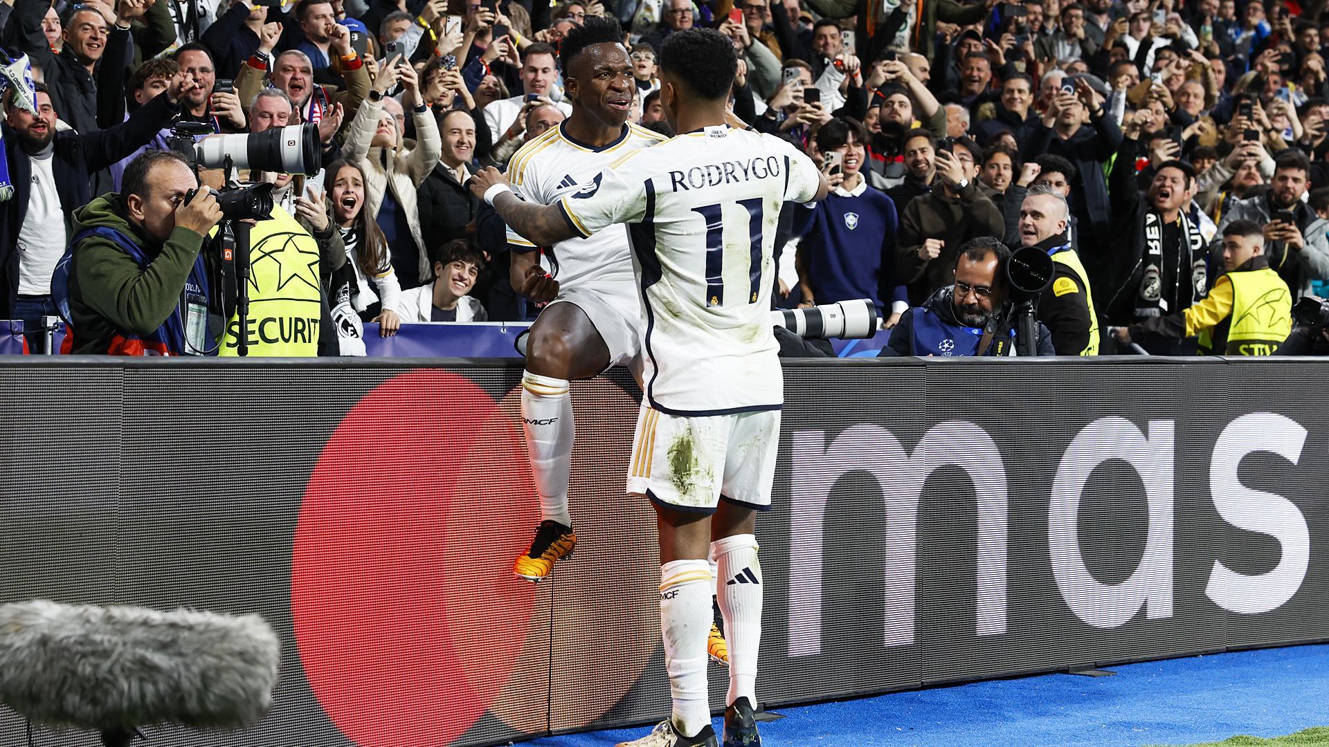 Vinícius Jr. recibe la felicitación de Rodrygo tras anotar el 1-0./