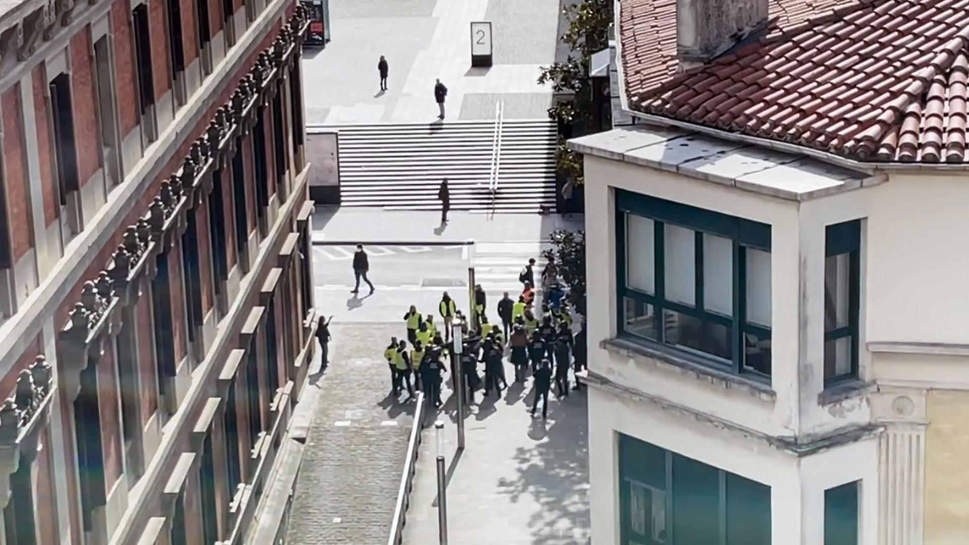 Este jueves a mediodía se han vivido momentos de tensión en las calles que rodean el Parlamento de Navarra. Numerosos agricultores se encontraban en la zona esperando la salida de los parlamentarios, por lo que los agentes de la Policía Foral destinados a la zona han tratado de mantener una distancia de seguridad entre políticos y manifestantes.