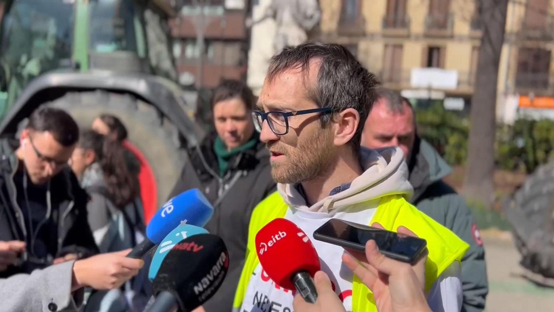 Javier Rodríguez, representante del movimiento 6F, ha hablado con los medios este jueves tras el intento por parte de algunos agricultores de acceder al Parlamento de Navarra.